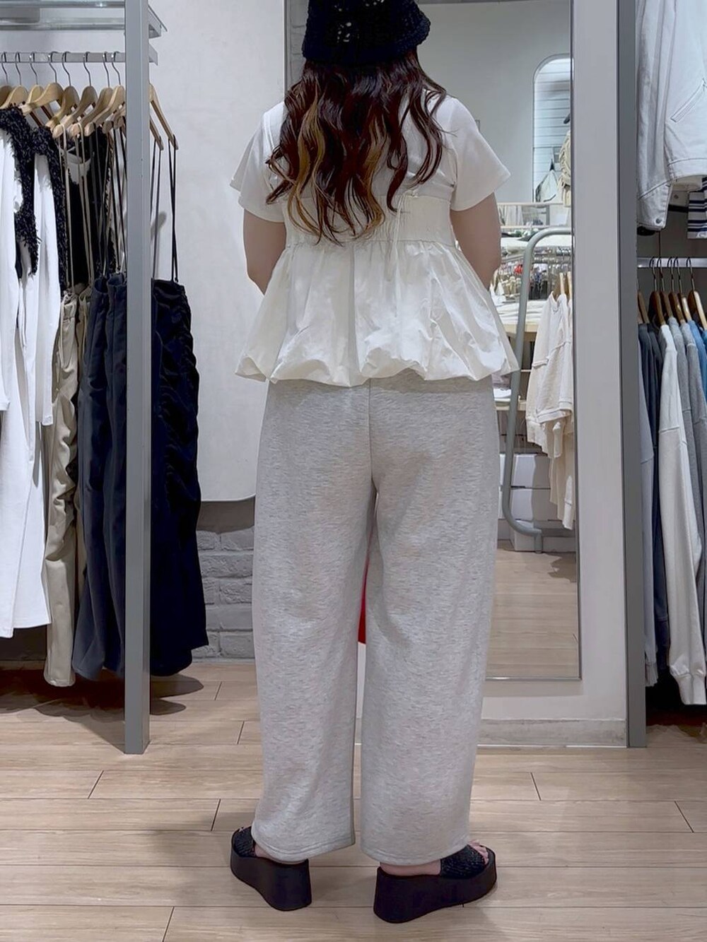 ホワイト系のTシャツ/カットソー、ブラック系のサンダル、グレー系のスウェットパンツを着用したレディースの春コーディネートの4枚目の写真