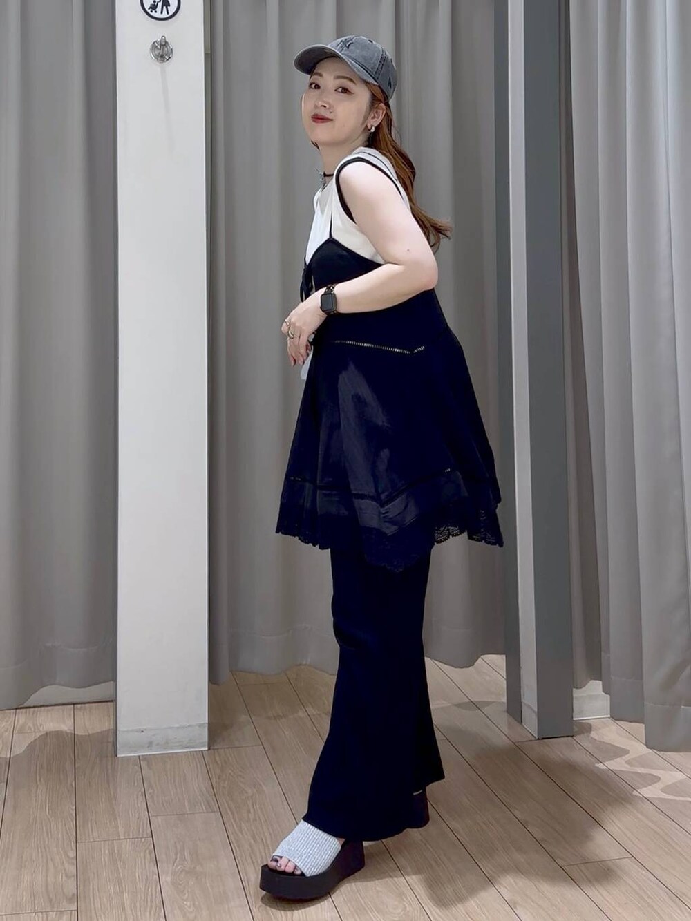 シルバー系のサンダル、グレー系のショルダーバッグ、ブラック系のワンピースを着用したレディースの秋コーディネートの2枚目の写真