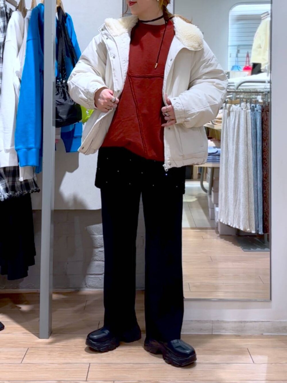 ブラック系のブーツ、ホワイト系のブルゾン、ブラック系のその他パンツを着用したレディースの冬コーディネートの7枚目の写真