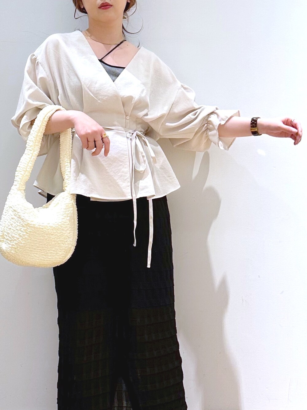 ホワイト系のシャツ/ブラウス、その他のタンクトップ、ブラック系のスカートを着用したレディースの春コーディネートの2枚目の写真