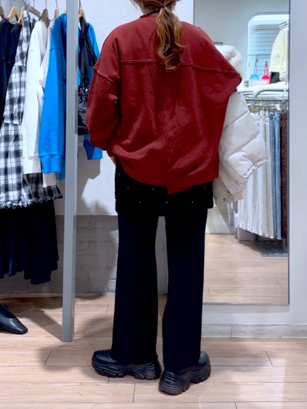 ブラック系のブーツ、ホワイト系のブルゾン、ブラック系のその他パンツを着用したレディースの冬コーディネートの6枚目の写真