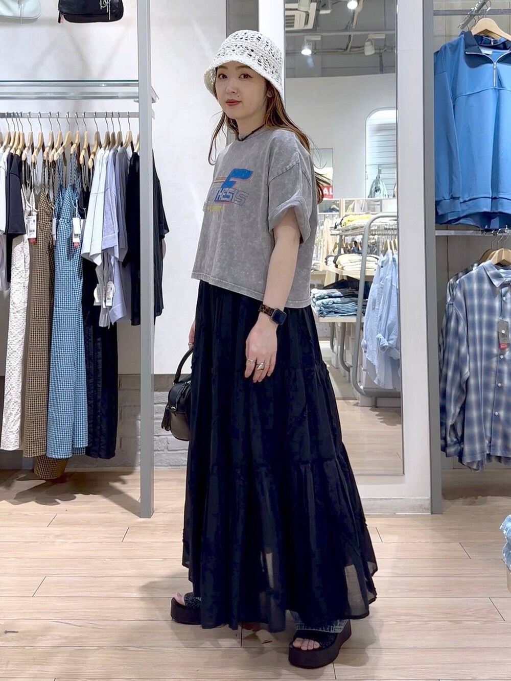 ブラック系のサンダル、ブラック系のスカート、グレー系のTシャツ/カットソーを着用したレディースの春コーディネートの3枚目の写真