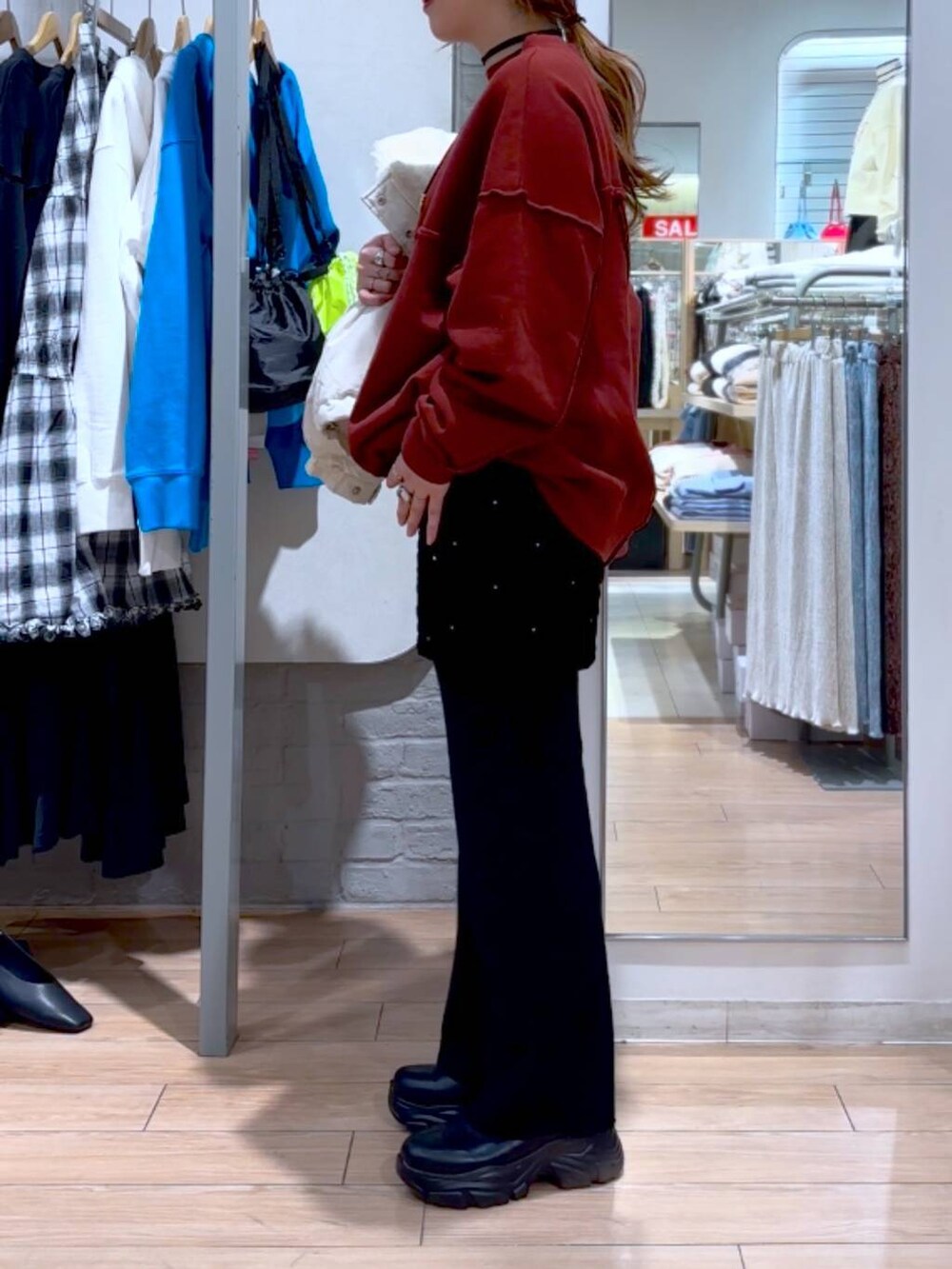 ブラック系のブーツ、ホワイト系のブルゾン、ブラック系のその他パンツを着用したレディースの冬コーディネートの4枚目の写真