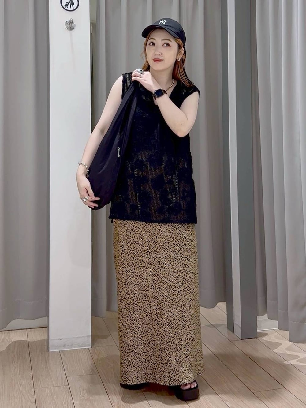 ブラック系のサンダル、ブラック系のトートバッグ、その他のスカートを着用したレディースの秋コーディネートの2枚目の写真