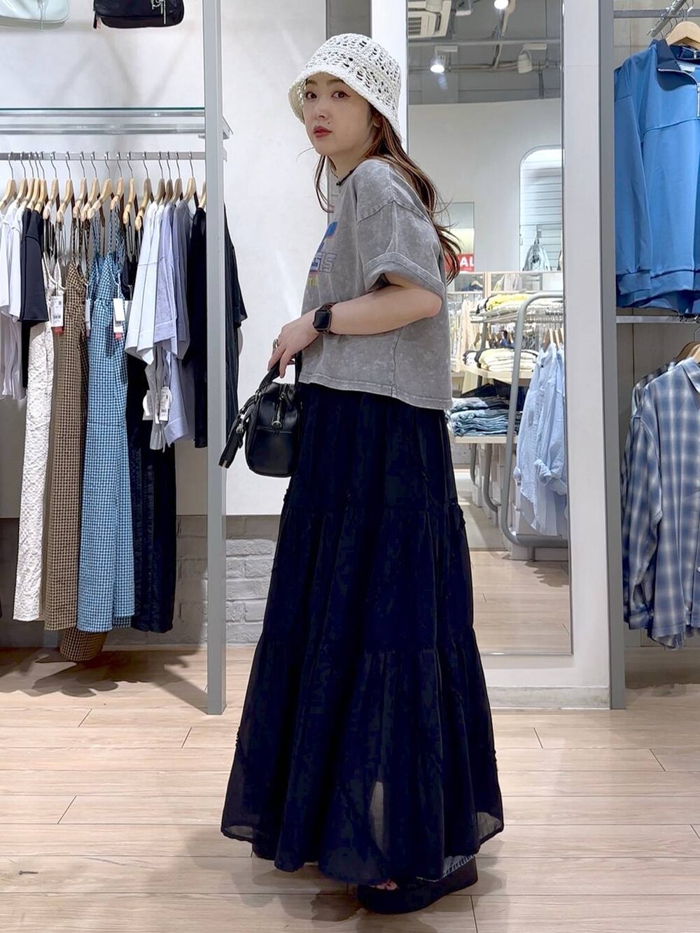 ブラック系のサンダル、ブラック系のスカート、グレー系のTシャツ/カットソーを着用したレディースの春コーディネートの4枚目の写真