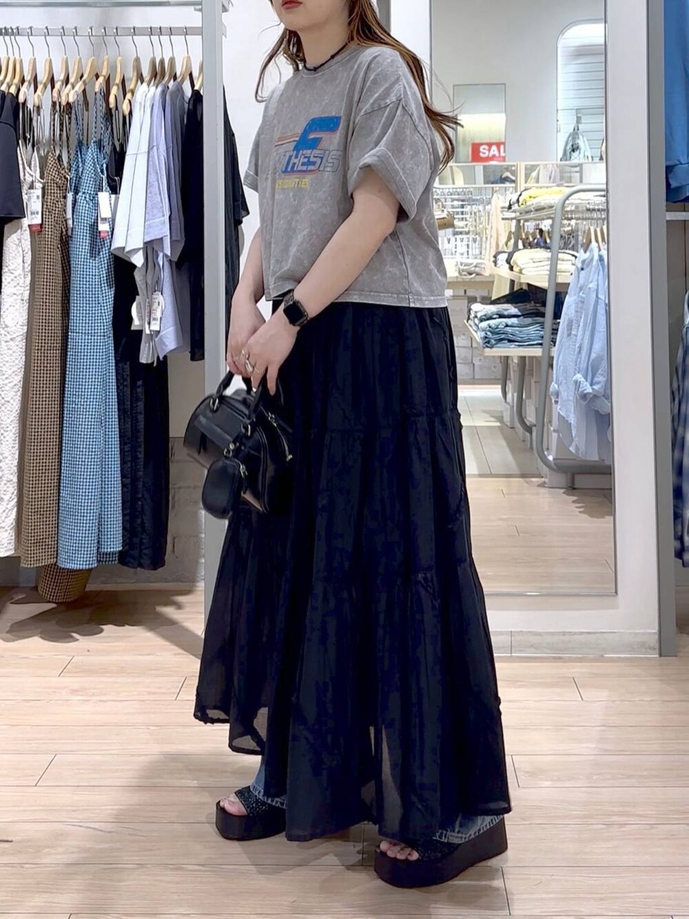 ブラック系のサンダル、ブラック系のスカート、グレー系のTシャツ/カットソーを着用したレディースの春コーディネートの5枚目の写真