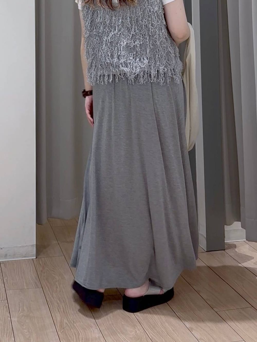 ホワイト系のTシャツ/カットソー、シルバー系のサンダル、ベージュ系のトートバッグを着用したレディースの夏コーディネートの5枚目の写真