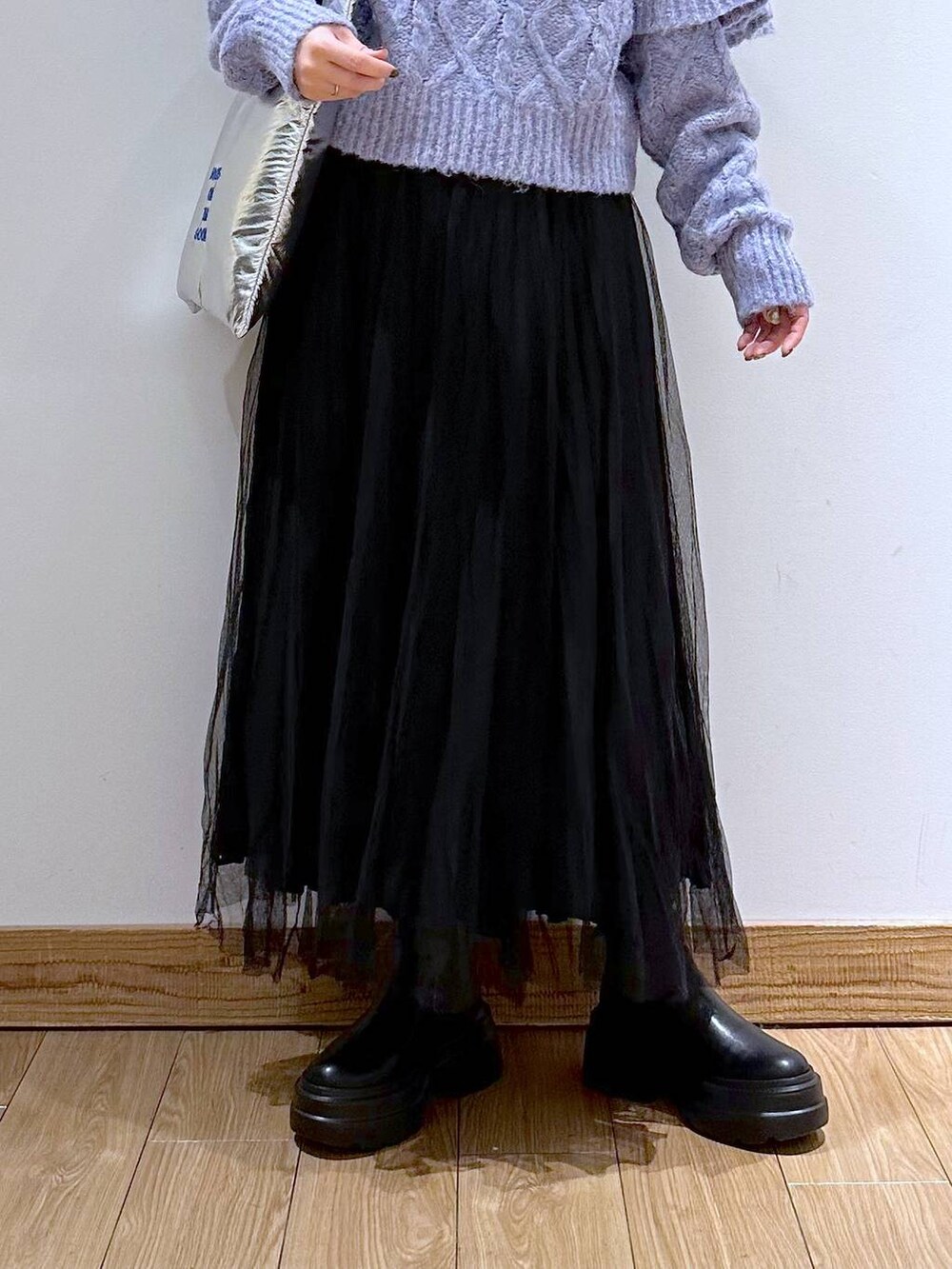 シルバー系のトートバッグ、パープル系のニット/セーター、ブラック系のブーツを着用したレディースの冬コーディネートの8枚目の写真