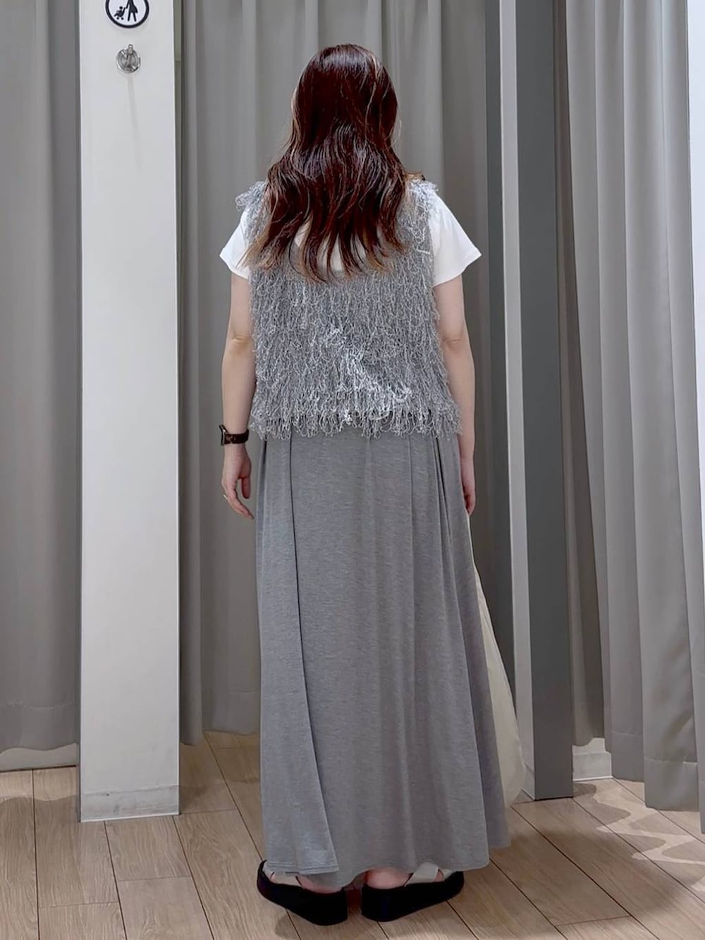 ホワイト系のTシャツ/カットソー、シルバー系のサンダル、ベージュ系のトートバッグを着用したレディースの夏コーディネートの3枚目の写真