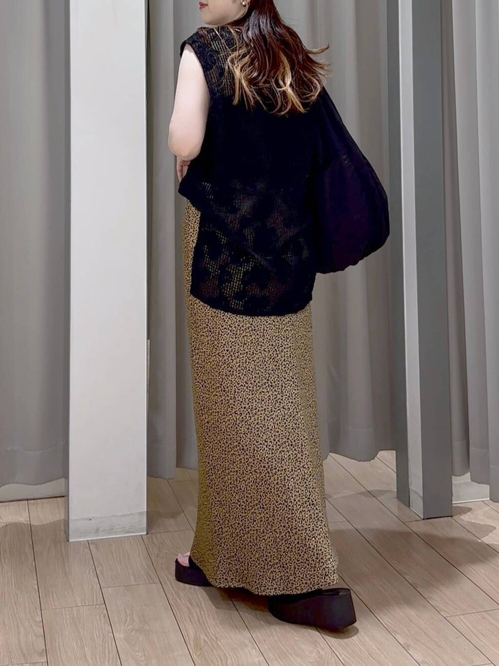 ブラック系のサンダル、ブラック系のトートバッグ、その他のスカートを着用したレディースの秋コーディネートの7枚目の写真