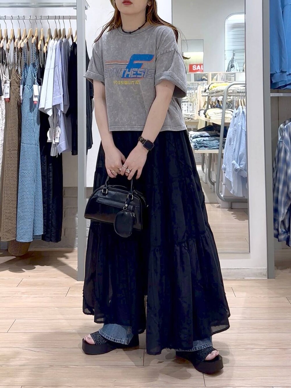 ブラック系のサンダル、ブラック系のスカート、グレー系のTシャツ/カットソーを着用したレディースの春コーディネートの7枚目の写真