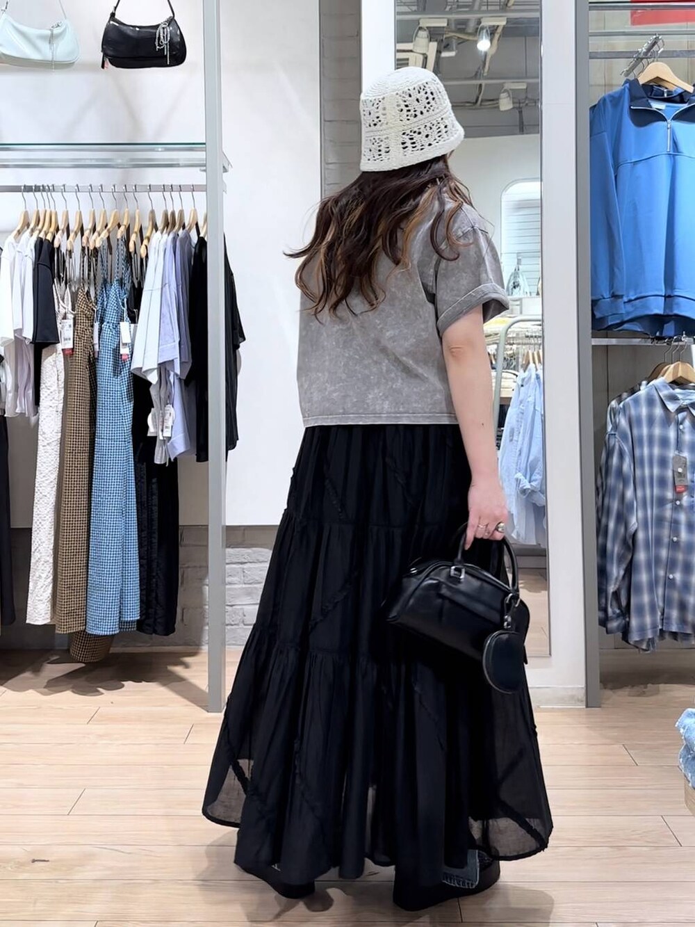 ブラック系のサンダル、ブラック系のスカート、グレー系のTシャツ/カットソーを着用したレディースの春コーディネートの6枚目の写真