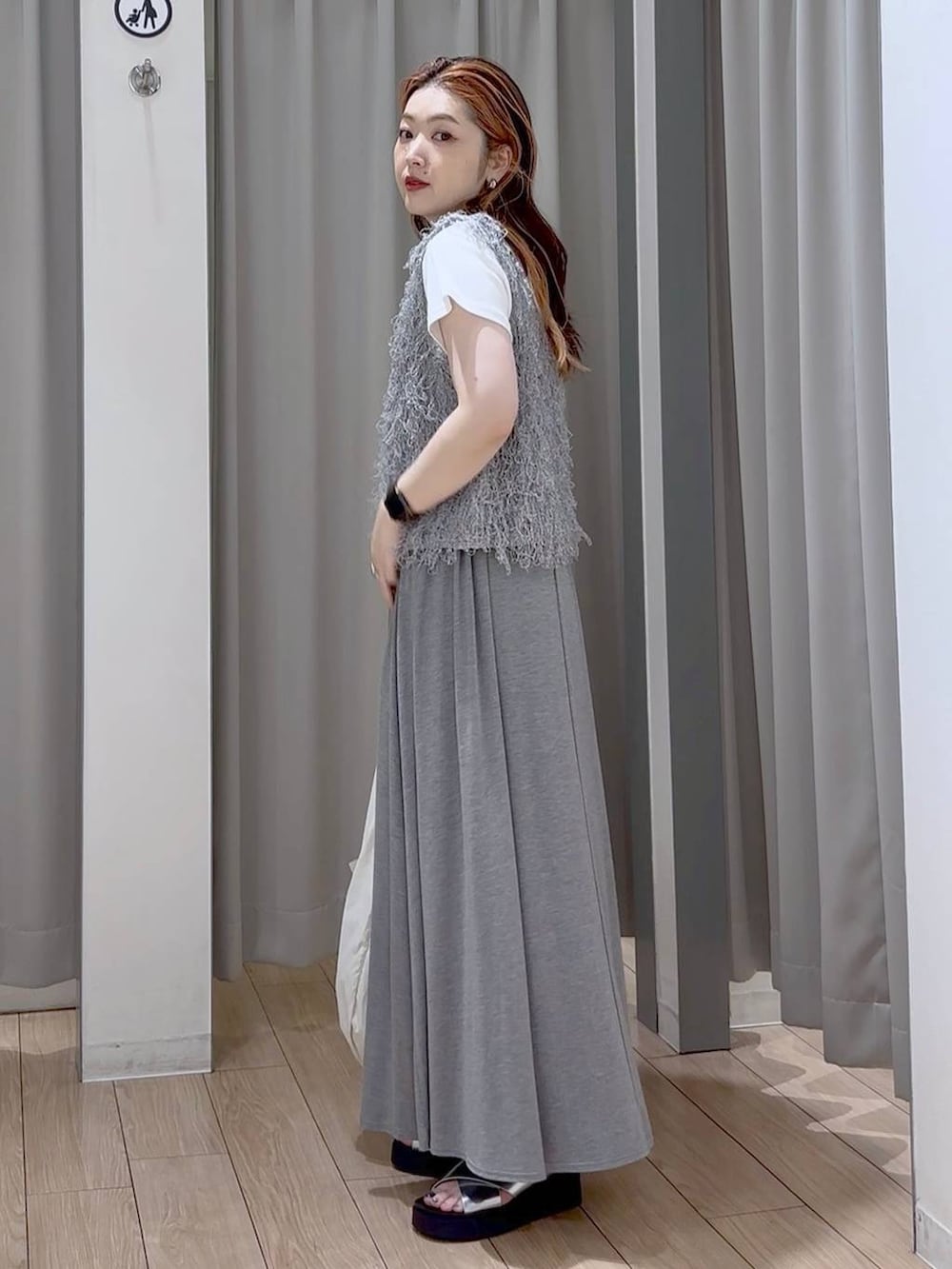 ホワイト系のTシャツ/カットソー、シルバー系のサンダル、ベージュ系のトートバッグを着用したレディースの夏コーディネートの2枚目の写真