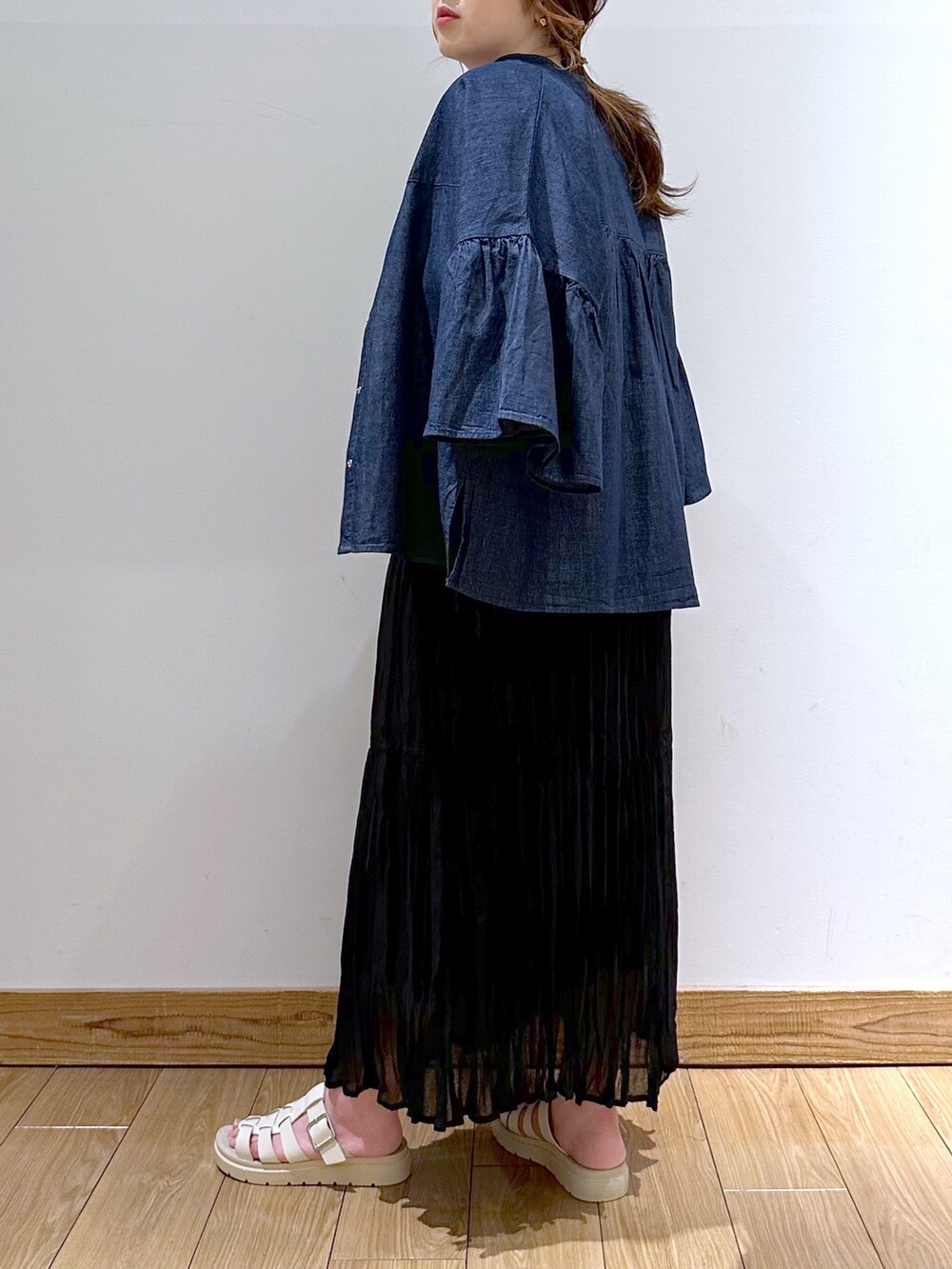 ブルー系のシャツ/ブラウス、ブラック系のワンピース、その他のタンクトップを着用したレディースの春コーディネートの2枚目の写真