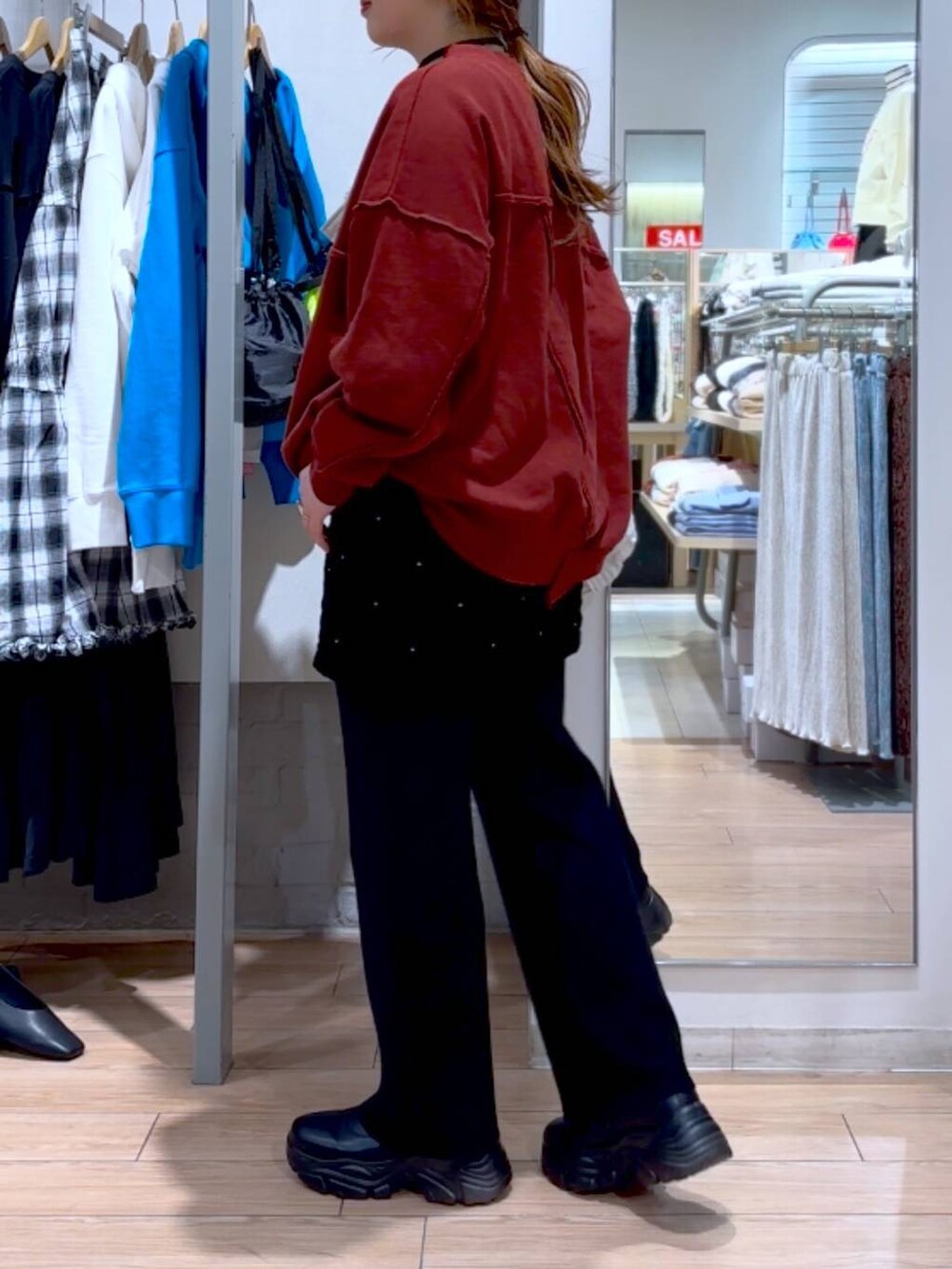 ブラック系のブーツ、ホワイト系のブルゾン、ブラック系のその他パンツを着用したレディースの冬コーディネートの5枚目の写真