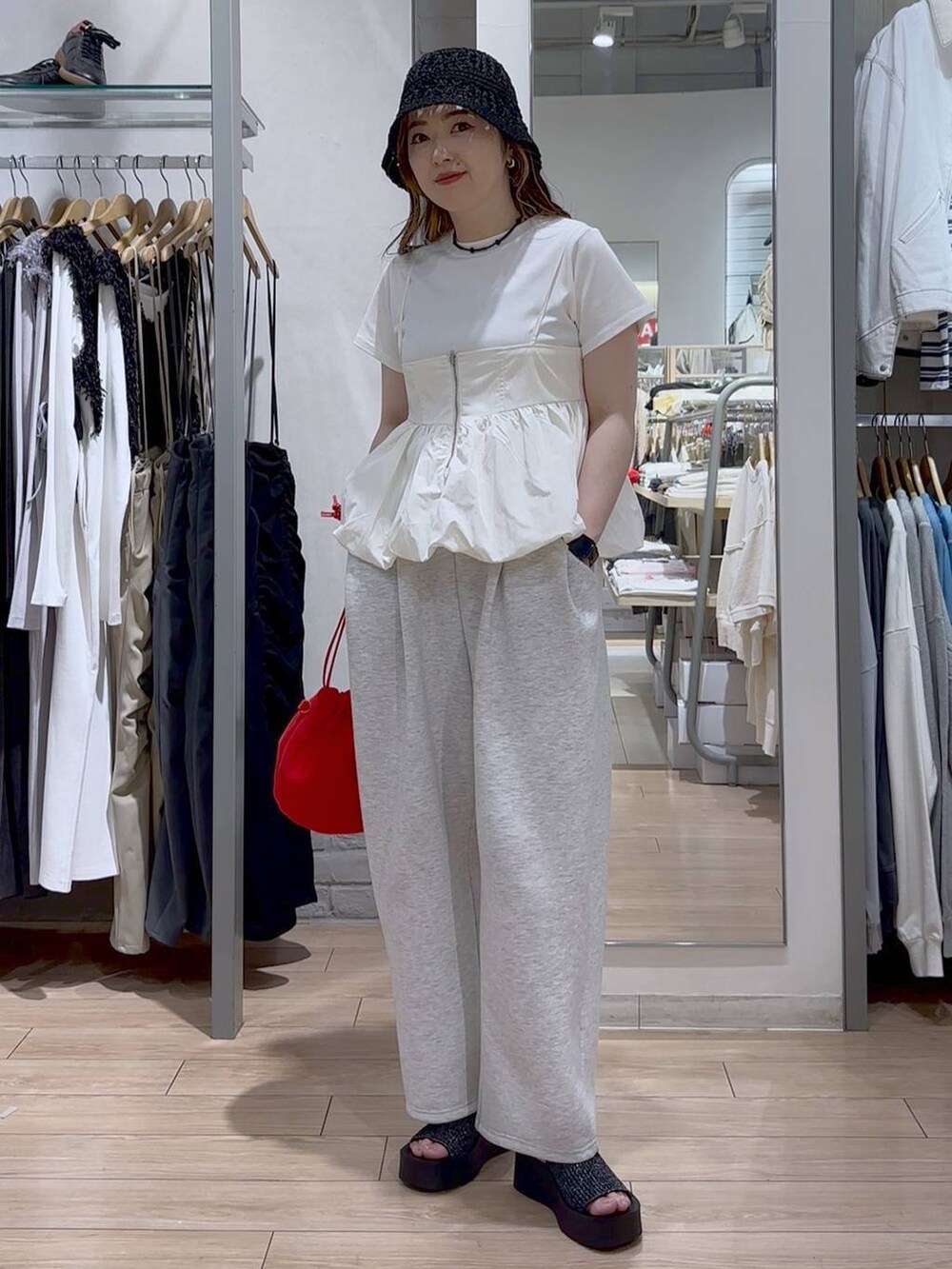 ホワイト系のTシャツ/カットソー、ブラック系のサンダル、グレー系のスウェットパンツを着用したレディースの春コーディネートの5枚目の写真