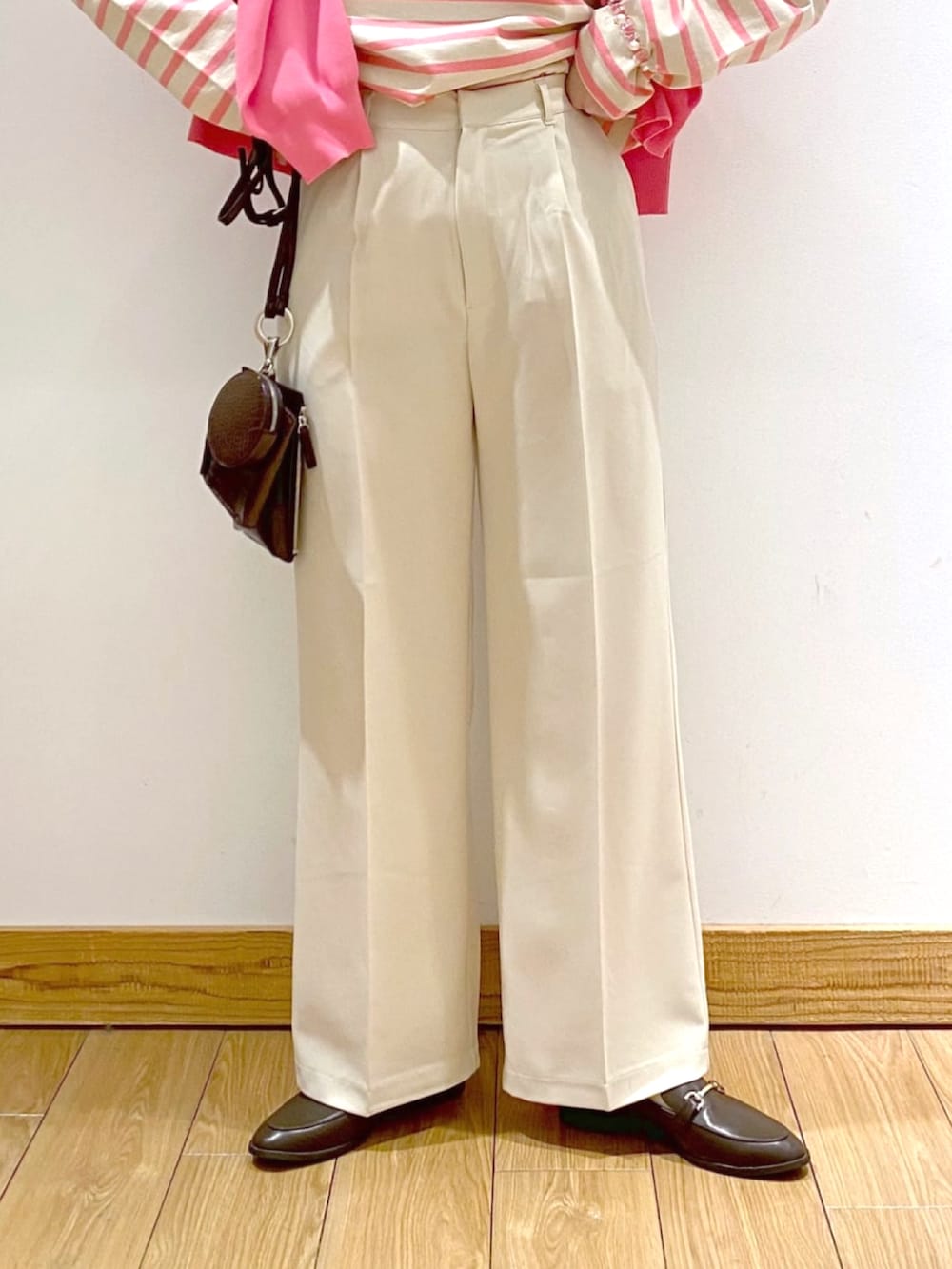 ピンク系のカーディガン/ボレロ、ピンク系のTシャツ/カットソー、ホワイト系のその他パンツを着用したレディースの春コーディネートの3枚目の写真