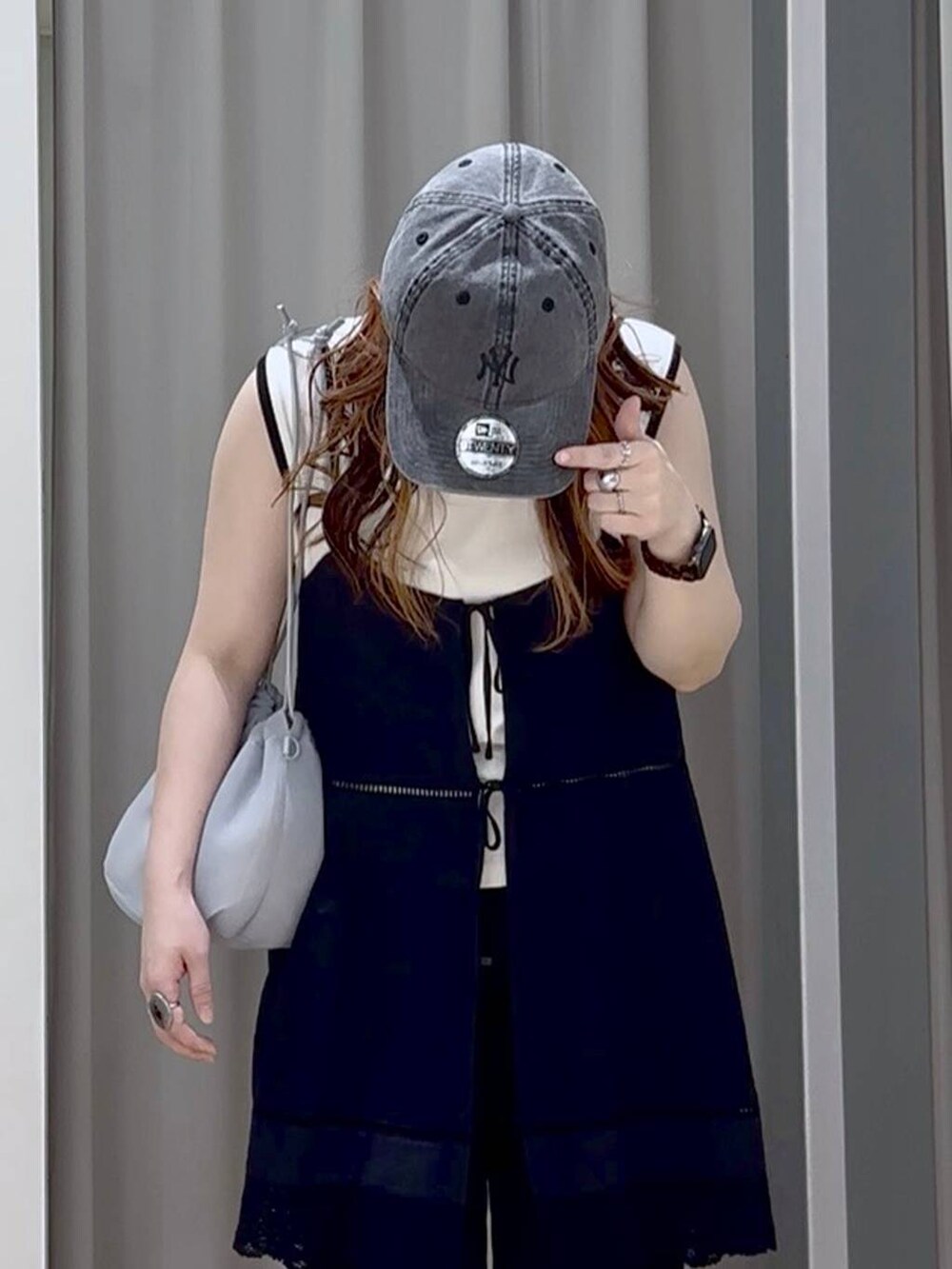 シルバー系のサンダル、グレー系のショルダーバッグ、ブラック系のワンピースを着用したレディースの秋コーディネートの4枚目の写真