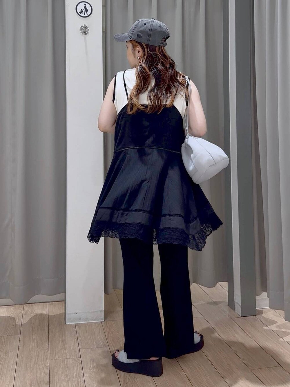 シルバー系のサンダル、グレー系のショルダーバッグ、ブラック系のワンピースを着用したレディースの秋コーディネートの3枚目の写真