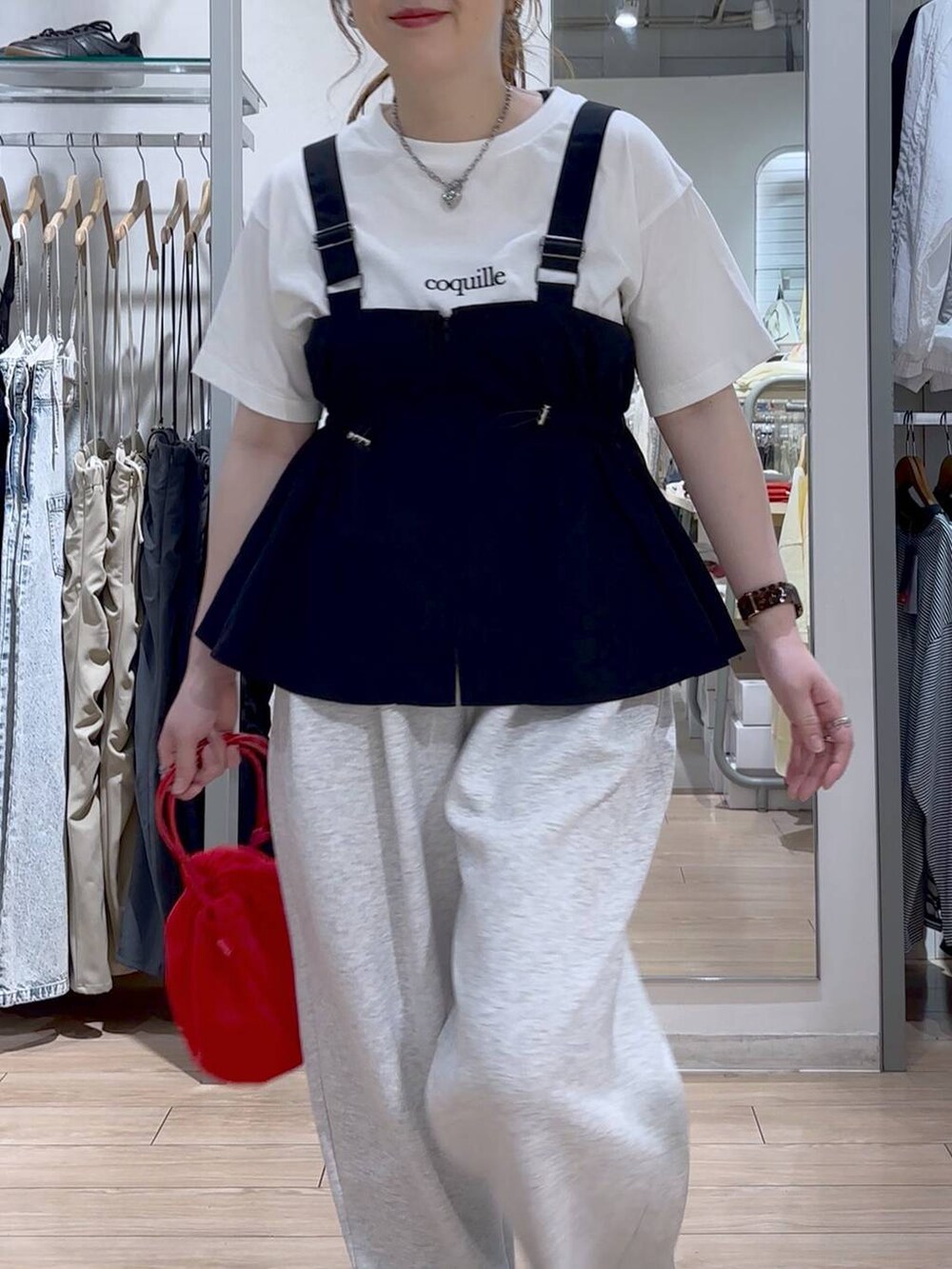 ブラック系のスニーカー、ホワイト系のTシャツ/カットソー、ブラック系のベストを着用したレディースの春コーディネートの6枚目の写真