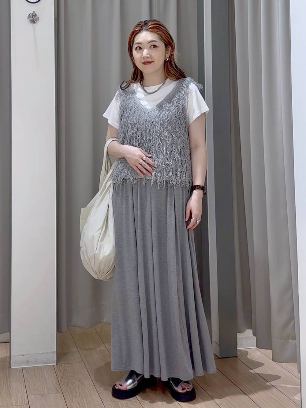 ホワイト系のTシャツ/カットソー、シルバー系のサンダル、ベージュ系のトートバッグを着用したレディースの夏コーディネートの6枚目の写真