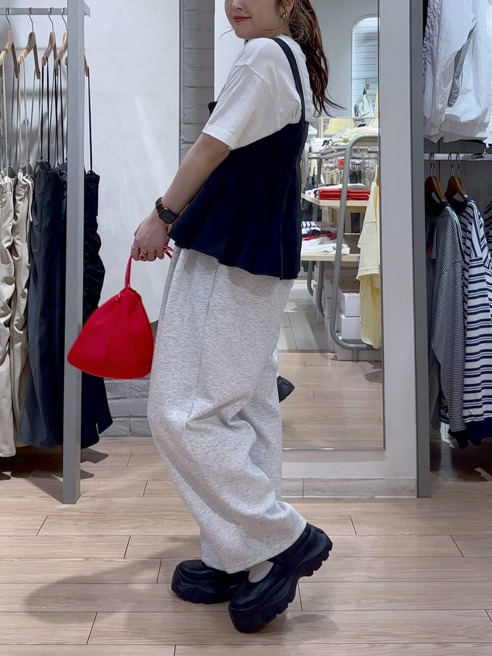 ブラック系のスニーカー、ホワイト系のTシャツ/カットソー、ブラック系のベストを着用したレディースの春コーディネートの4枚目の写真