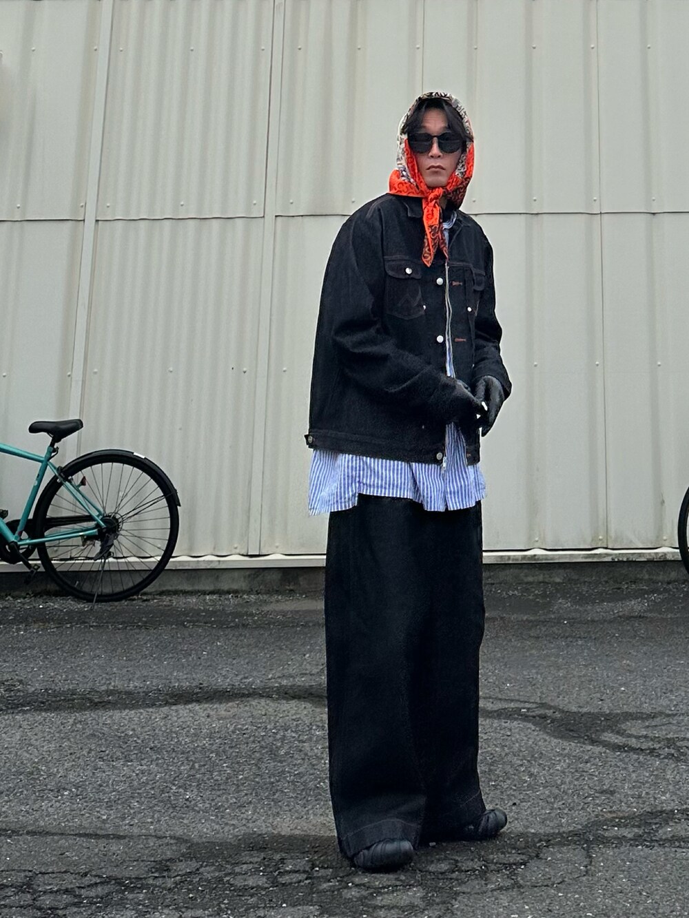 ブラック系のスニーカー、オレンジ系のバンダナ/スカーフ、ブラック系のサングラスを着用したメンズの冬コーディネートの2枚目の写真