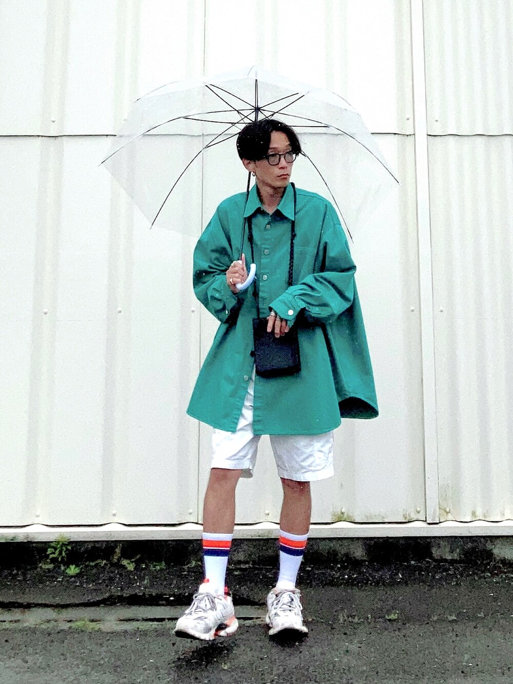 「UNIQLO、おしゃれさんと繋がりたい、きれいめカジュアル、デニムジャケット、オーバーサイズ、ミニバッグ、ショーツ、カラーソックス、大人カジュアル、雨の日コーデ、メガネ男子、サングラス、休日コーデ、夏コーデ、スニーカーコーデ」｜「RAF SIMONSのアイテム（デニムジャケット、グリーン系）」を使った、SHUSKさん（メンズ・178cm）の夏コーディネートの2枚目の写真