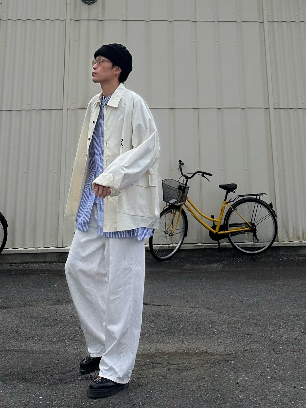 ホワイト系のジャケット/アウター、ブラック系のその他シューズ、ブラック系のウォレットチェーンを着用したメンズの冬コーディネートの3枚目の写真