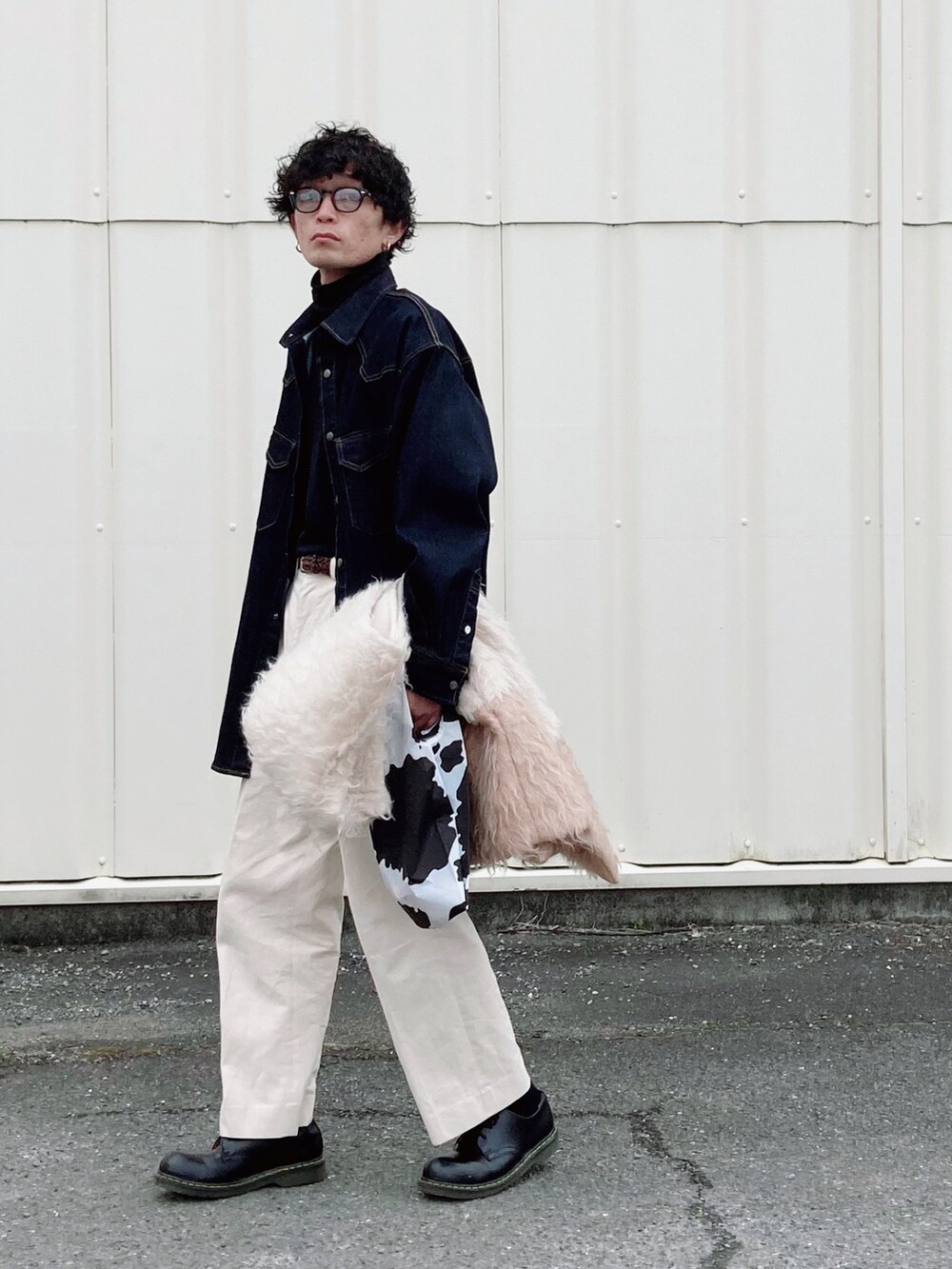 ホワイト系のエコバッグ/サブバッグ、ブラック系のその他シューズ、ベージュ系のその他アウターを着用したメンズの冬コーディネートの2枚目の写真