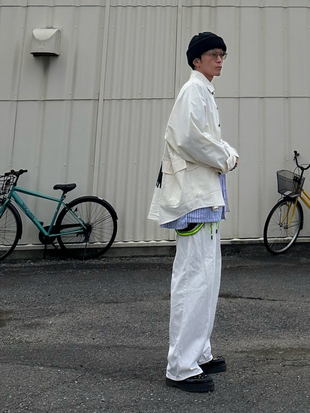 ホワイト系のジャケット/アウター、ブラック系のその他シューズ、ブラック系のウォレットチェーンを着用したメンズの冬コーディネートの2枚目の写真