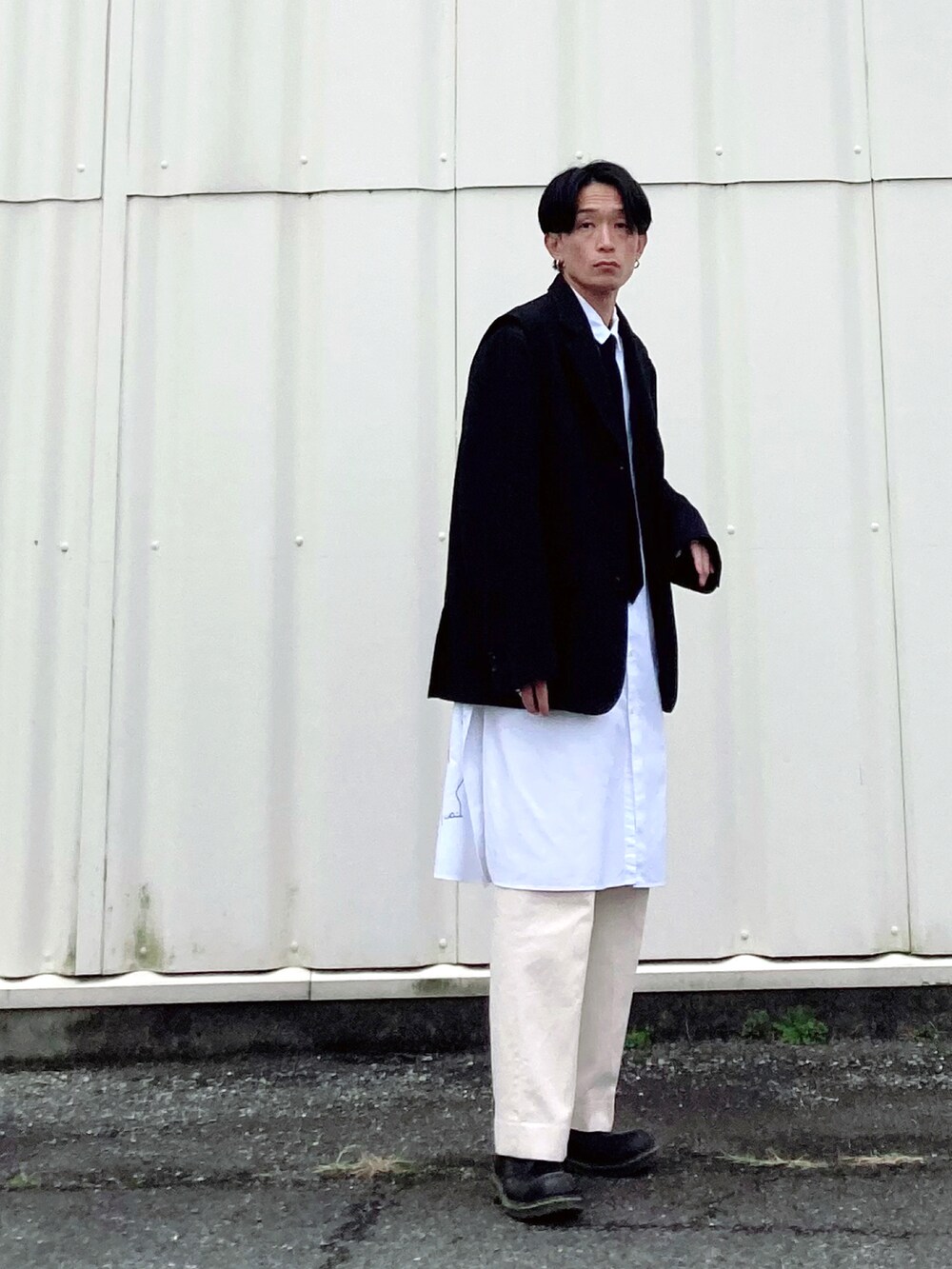 「ジャケット、ネクタイ、大人カジュアル、スラックス、ロングシャツ、DrMartens、きれいめカジュアル、休日コーデ、冬コーデ、モノトーン、おしゃれさんと繋がりたい、韓国ファッション、ootd、キレイめ、革靴」｜「steinのアイテム（テーラードジャケット、ブラック系）」を使った、SHUSKさん（メンズ・178cm）の冬コーディネートの2枚目の写真