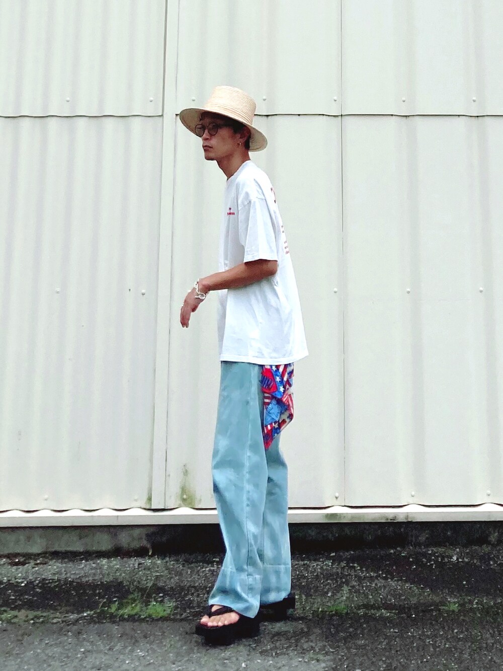 ホワイト系のTシャツ/カットソー、ブルー系のデニムパンツ、ブラック系のその他シューズを着用したメンズの秋コーディネートの2枚目の写真