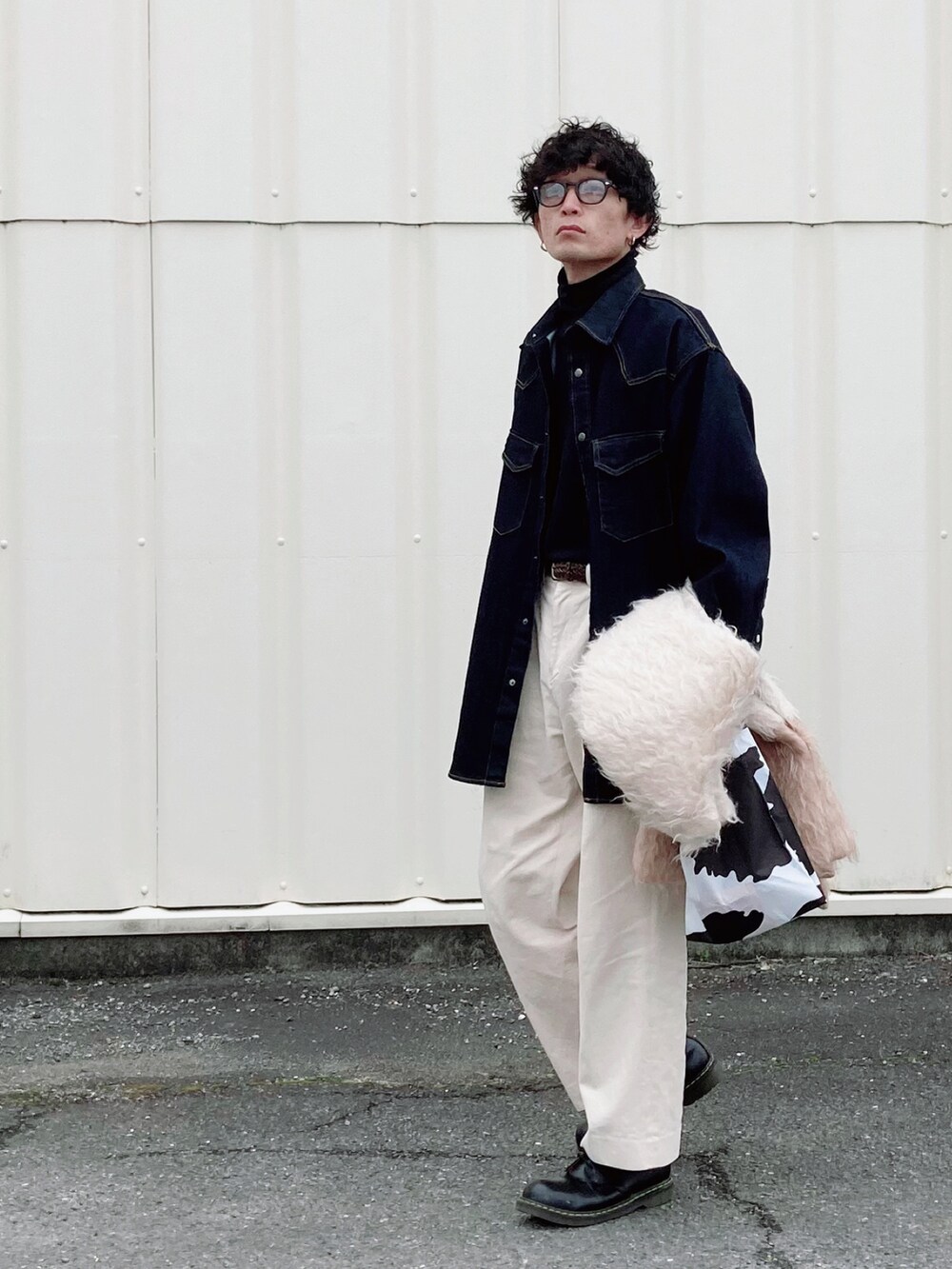 ホワイト系のエコバッグ/サブバッグ、ブラック系のその他シューズ、ベージュ系のその他アウターを着用したメンズの冬コーディネートの3枚目の写真