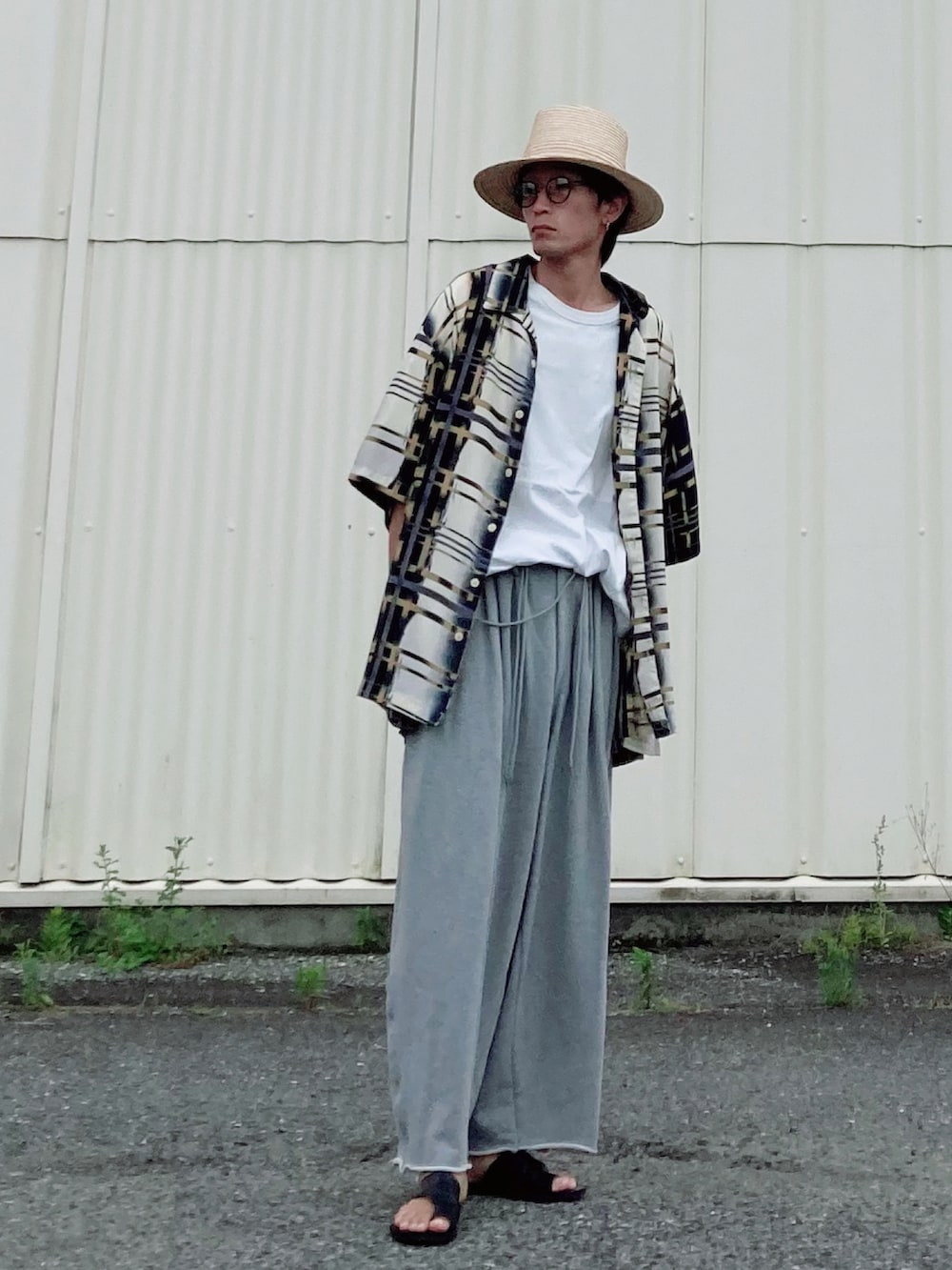 「柄シャツ、麦わら帽子、白Tシャツ、スウェット、スウェットパンツ、ワイドパンツ、オーバーサイズ、大人カジュアル、サングラス、夏コーデ、シンプルコーデ、休日スタイル、タックイン、下駄、淡色コーデ」｜「Johnbullの【rebear by Johnbull】メキシカンハット（ハット、ベージュ系）」を使った、SHUSKさん（メンズ・178cm）の夏コーディネートの2枚目の写真