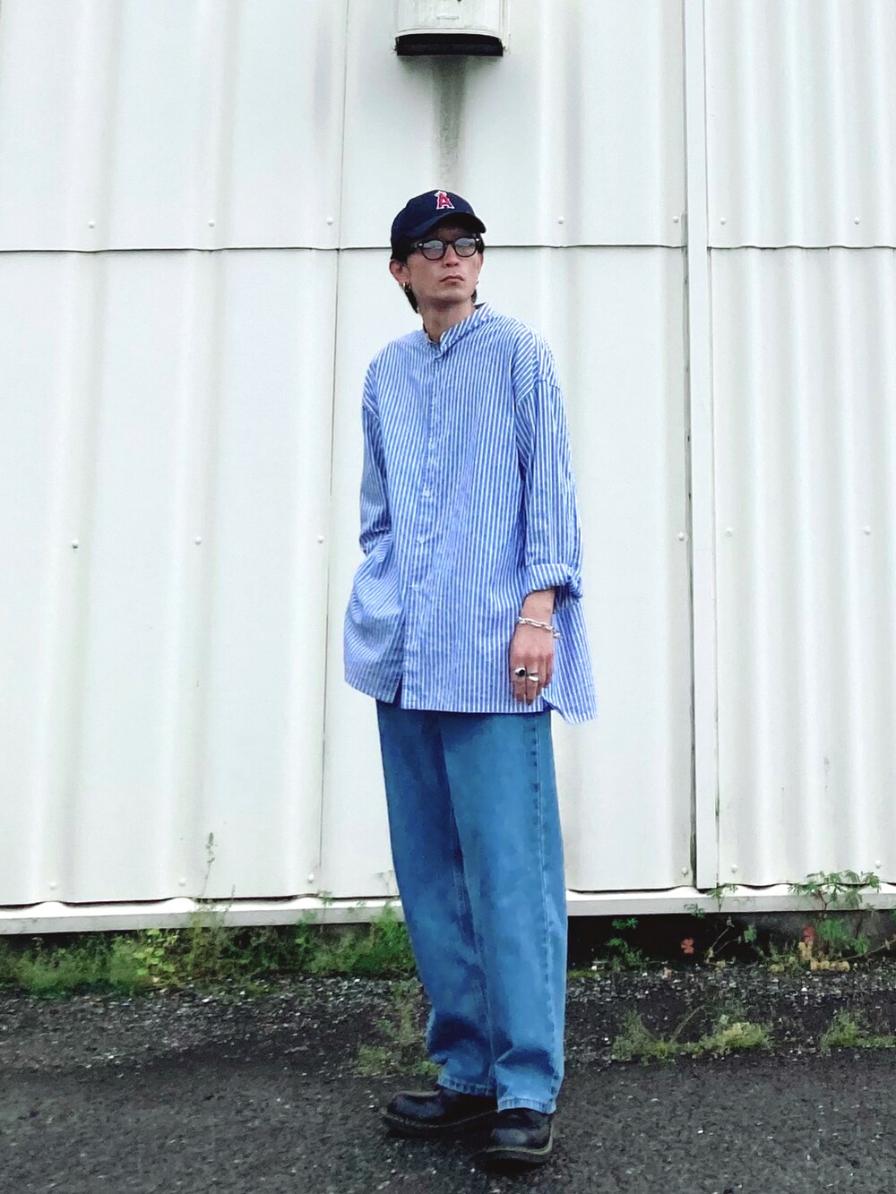 「プチプラ、シンプルコーデ、メンズファッション、Dr.Martens、シャツスタイル、ストライプシャツ、デニム、デニムパンツ、ワイドパンツ、大人カジュアル、革靴、サングラス、キャップ、ロールアップ、ストリート」｜「shady character ARNIEのアイテム（サングラス、パープル系）」を使った、SHUSKさん（メンズ・178cm）の春コーディネートの2枚目の写真