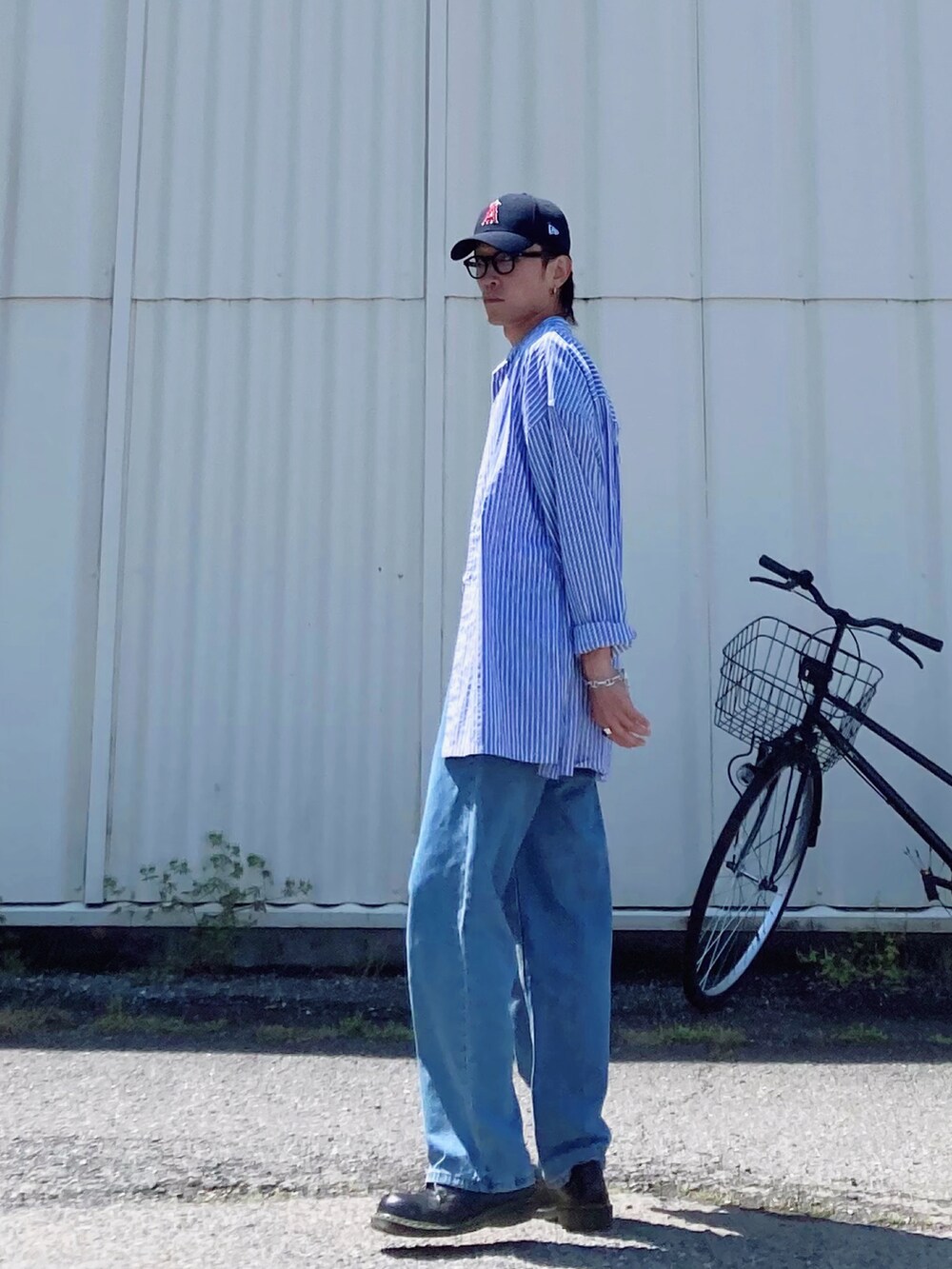 ブルー系のデニムパンツ、ブラック系のその他シューズ、ブラック系のキーケース/キーアクセサリーを着用したメンズの夏コーディネートの3枚目の写真