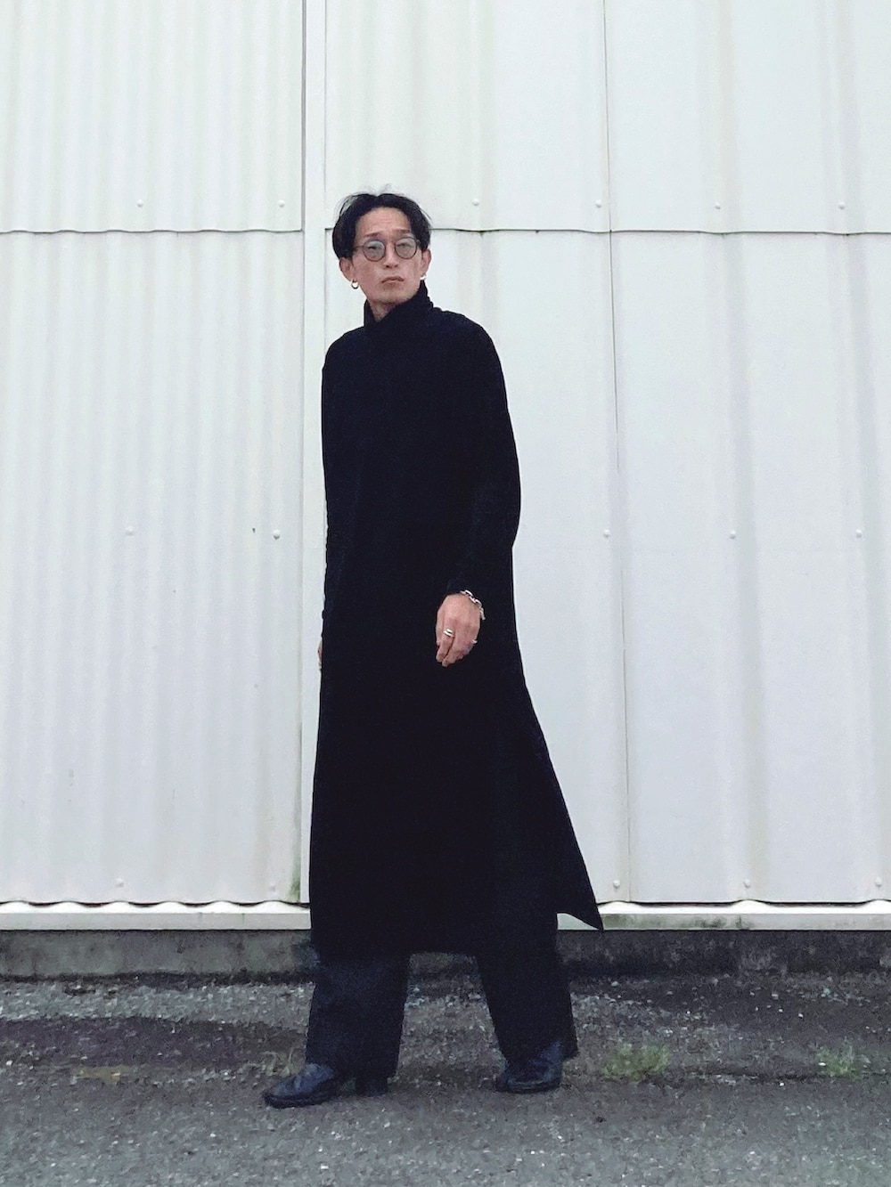 ブラック系のブーツ、ブラック系のスラックスを着用したメンズの秋コーディネートの3枚目の写真