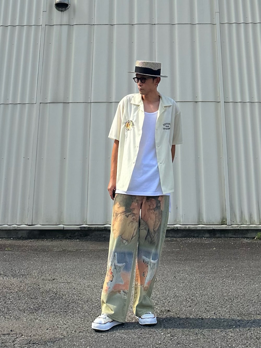 ホワイト系のタンクトップ、ホワイト系のスニーカー、パープル系のサングラスを着用したメンズの夏コーディネートの3枚目の写真