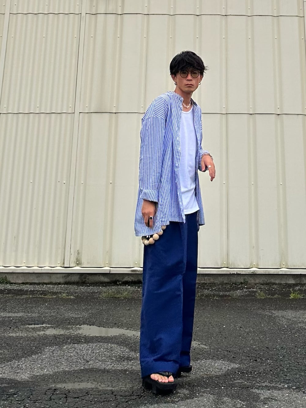 「秋服まるっと大公開、大人コーデ、休日スタイル、大人カジュアル、スラックス、下駄、秋コーデ、シャツスタイル、ストライプシャツ、NODZOKU、サングラス、きれいめカジュアル、秋服準備はじめました、ワイドパンツ、ブルー」｜「shiki tokyoのSidecode Layered Long Tanktop / サイドコードレイヤードロングタンクトップ（タンクトップ、ホワイト系）」を使った、SHUSKさん（メンズ・178cm）の秋コーディネートの2枚目の写真