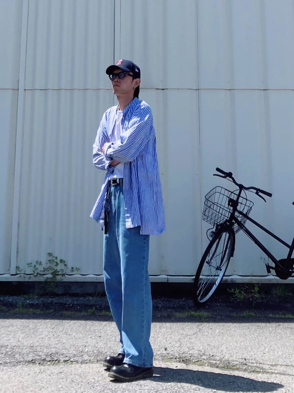 ブルー系のデニムパンツ、ブラック系のその他シューズ、ブラック系のキーケース/キーアクセサリーを着用したメンズの夏コーディネートの2枚目の写真
