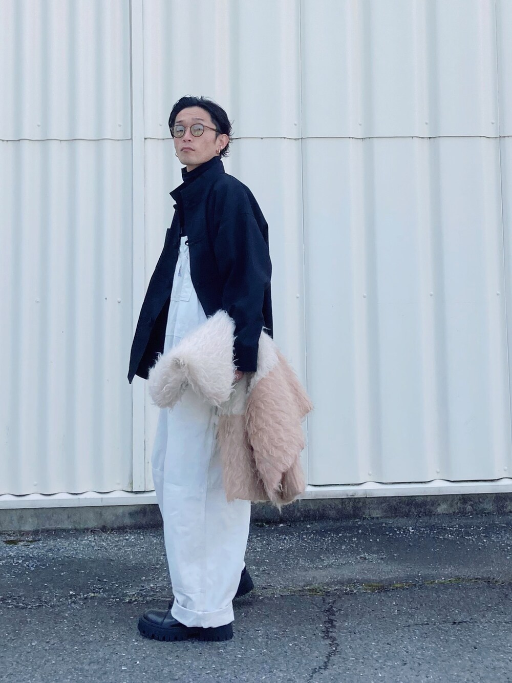 「大人カジュアル、オーバーサイズ、オーバーオール、チャイナシャツ、メガネ男子、サイドゴアブーツ、ワイドパンツ、モノトーン、タートルネック、大人コーデ、ファー小物、シンプルコーデ、白パンツ、モード、ファーベスト」｜「BALENCIAGAのアイテム（ブーツ、ブラック系）」を使った、SHUSKさん（メンズ・178cm）の冬コーディネートの2枚目の写真