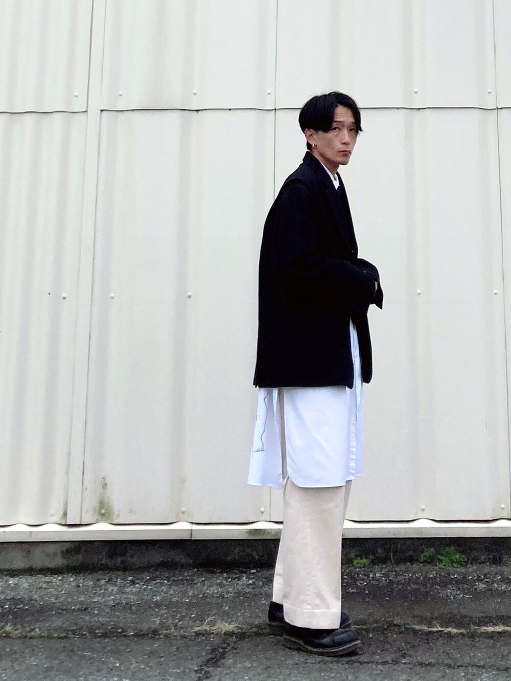 「ジャケット、ネクタイ、大人カジュアル、スラックス、ロングシャツ、DrMartens、きれいめカジュアル、休日コーデ、冬コーデ、モノトーン、おしゃれさんと繋がりたい、韓国ファッション、ootd、キレイめ、革靴」｜「steinのアイテム（テーラードジャケット、ブラック系）」を使った、SHUSKさん（メンズ・178cm）の冬コーディネートの3枚目の写真