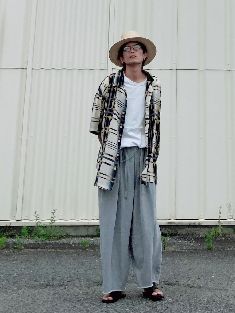 「柄シャツ、麦わら帽子、白Tシャツ、スウェット、スウェットパンツ、ワイドパンツ、オーバーサイズ、大人カジュアル、サングラス、夏コーデ、シンプルコーデ、休日スタイル、タックイン、下駄、淡色コーデ」｜「Johnbullの【rebear by Johnbull】メキシカンハット（ハット、ベージュ系）」を使った、SHUSKさん（メンズ・178cm）の夏コーディネートの3枚目の写真