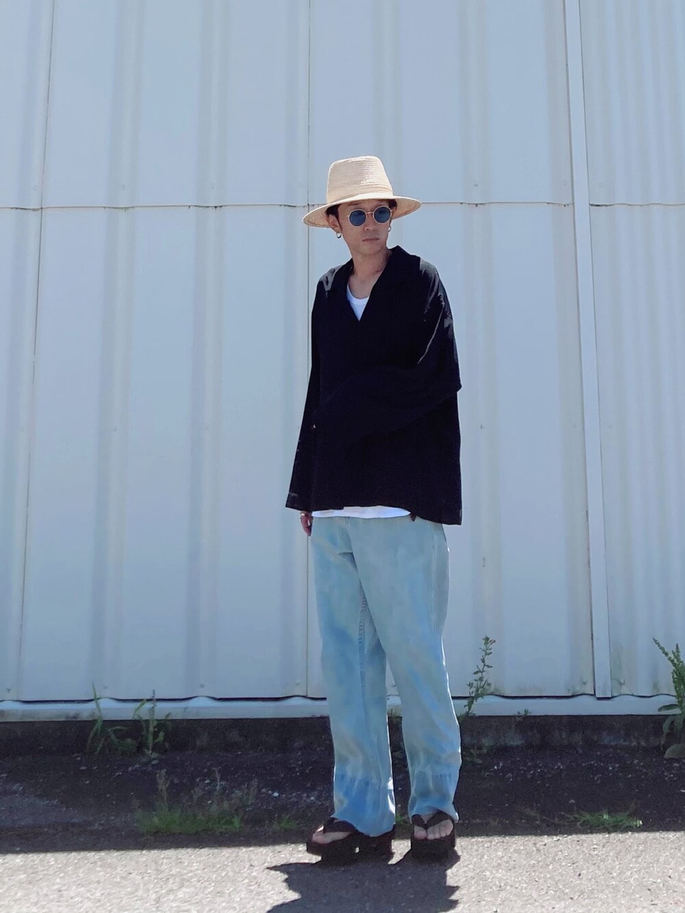 ブラック系のシャツ/ブラウス、ブルー系のデニムパンツ、ブラック系のその他シューズを着用したメンズの夏コーディネートの2枚目の写真