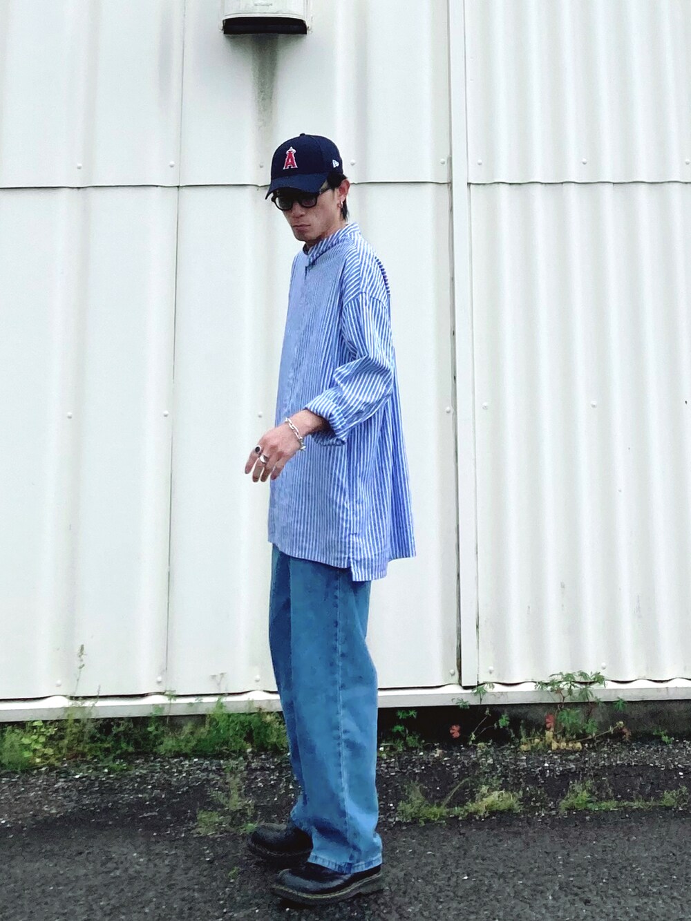 「プチプラ、シンプルコーデ、メンズファッション、Dr.Martens、シャツスタイル、ストライプシャツ、デニム、デニムパンツ、ワイドパンツ、大人カジュアル、革靴、サングラス、キャップ、ロールアップ、ストリート」｜「shady character ARNIEのアイテム（サングラス、パープル系）」を使った、SHUSKさん（メンズ・178cm）の春コーディネートの3枚目の写真