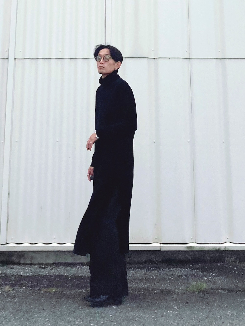 ブラック系のブーツ、ブラック系のスラックスを着用したメンズの秋コーディネートの2枚目の写真