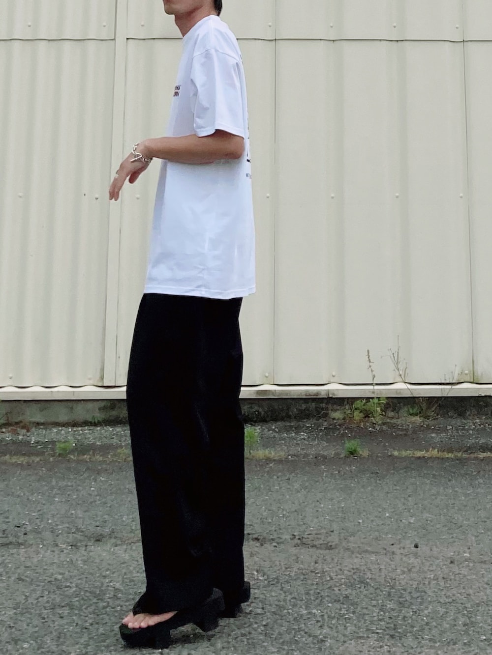 「オトナカジュアル、ニット帽、メガネ男子、ロゴT、厚底シューズ、スラックス、ストリート、大人カジュアル、ストリートカジュアル、オーバーサイズ、ワイドパンツ、レッド、ラフ、休日コーデ、下駄」｜「THE RERACSのアイテム（スラックス、ブラック系）」を使った、SHUSKさん（メンズ・178cm）の夏コーディネートの2枚目の写真