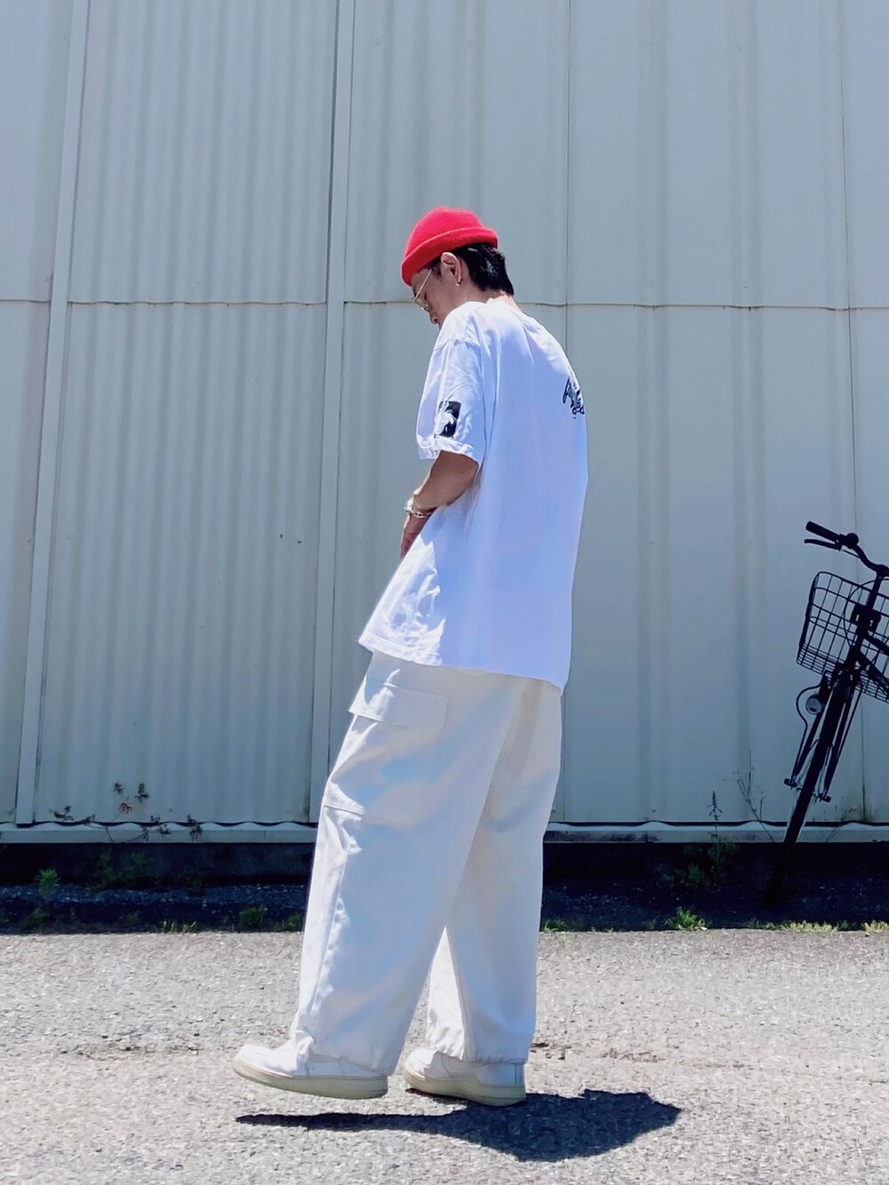 ホワイト系のTシャツ/カットソー、ホワイト系のカーゴパンツ、ホワイト系のスニーカーを着用したメンズの夏コーディネートの2枚目の写真
