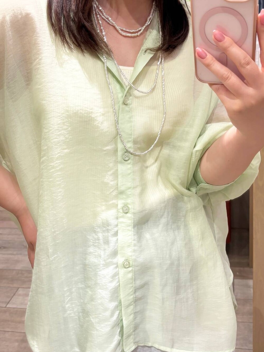 グレー系のその他パンツ、ホワイト系のタンクトップを着用したレディースの夏コーディネートの2枚目の写真